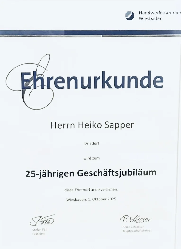 Ehrenurkunde der Handwerkskammer Wiesbaden für Heiko Sapper zum 25-jährigen Geschäftsjubiläum, ausgestellt am 1. Oktober 2025
