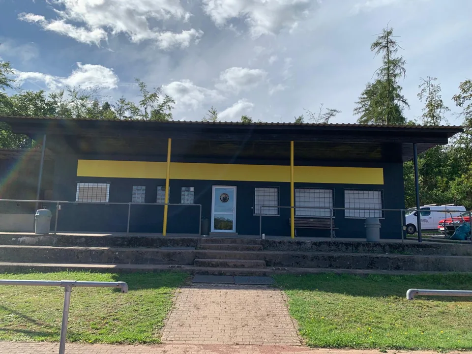 Neu gestaltete Fassade eines Gebäudes