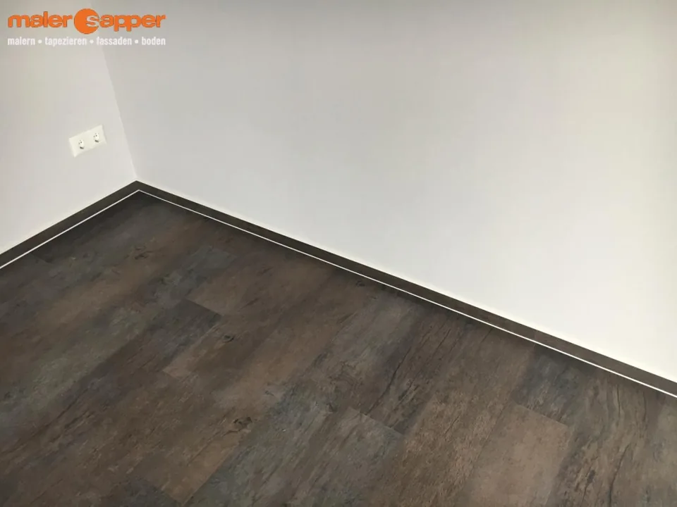 Bodenfliesen mit Holzoptik und passender Fußleiste