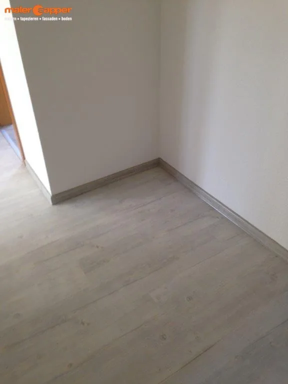 Heller Boden in Holzoptik mit passender Fußleiste
