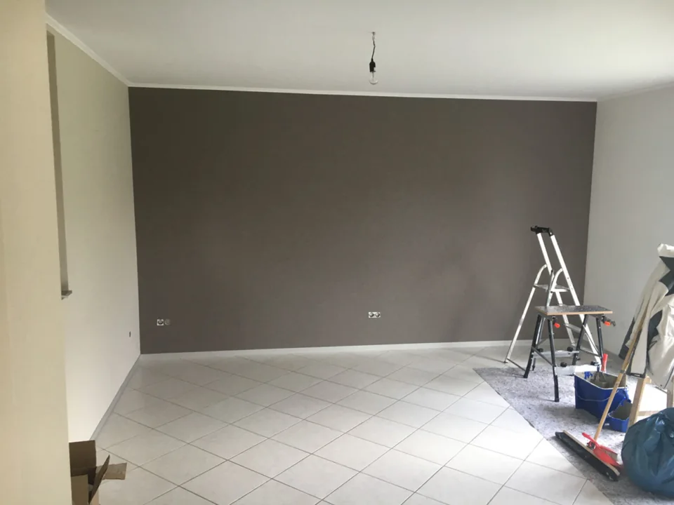 Helle Deckenfläche in einem Raum mit grauer Wand