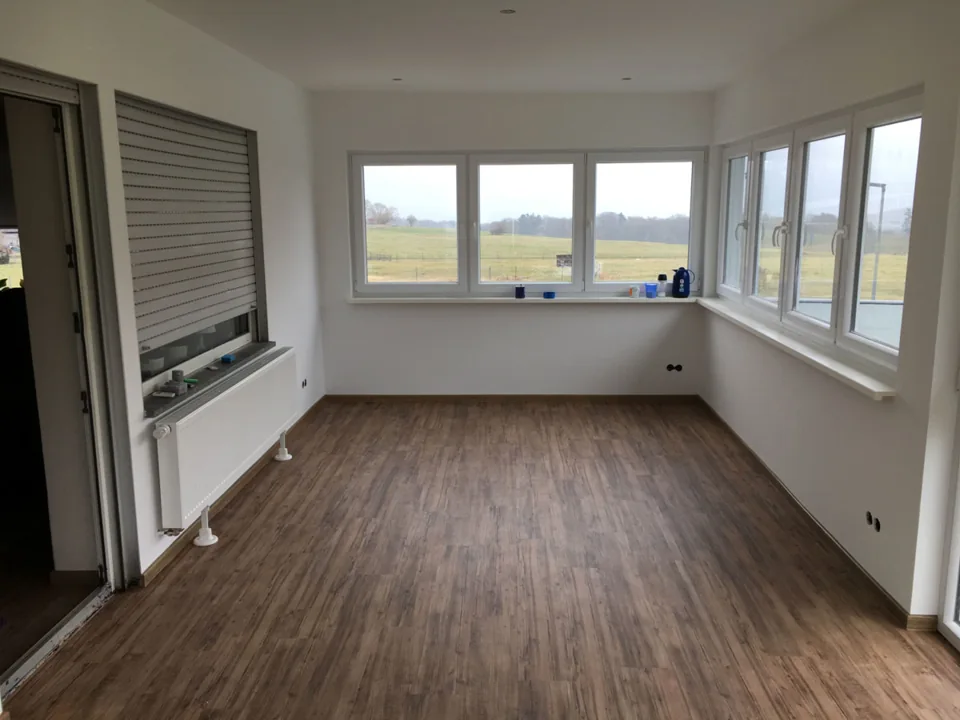 Helle Decke und Wände in einem Raum mit mehreren Fenstern