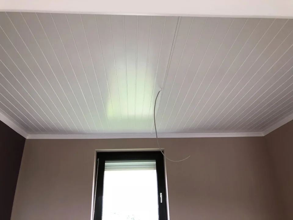 Weiße Paneeldecke über einem Fenster