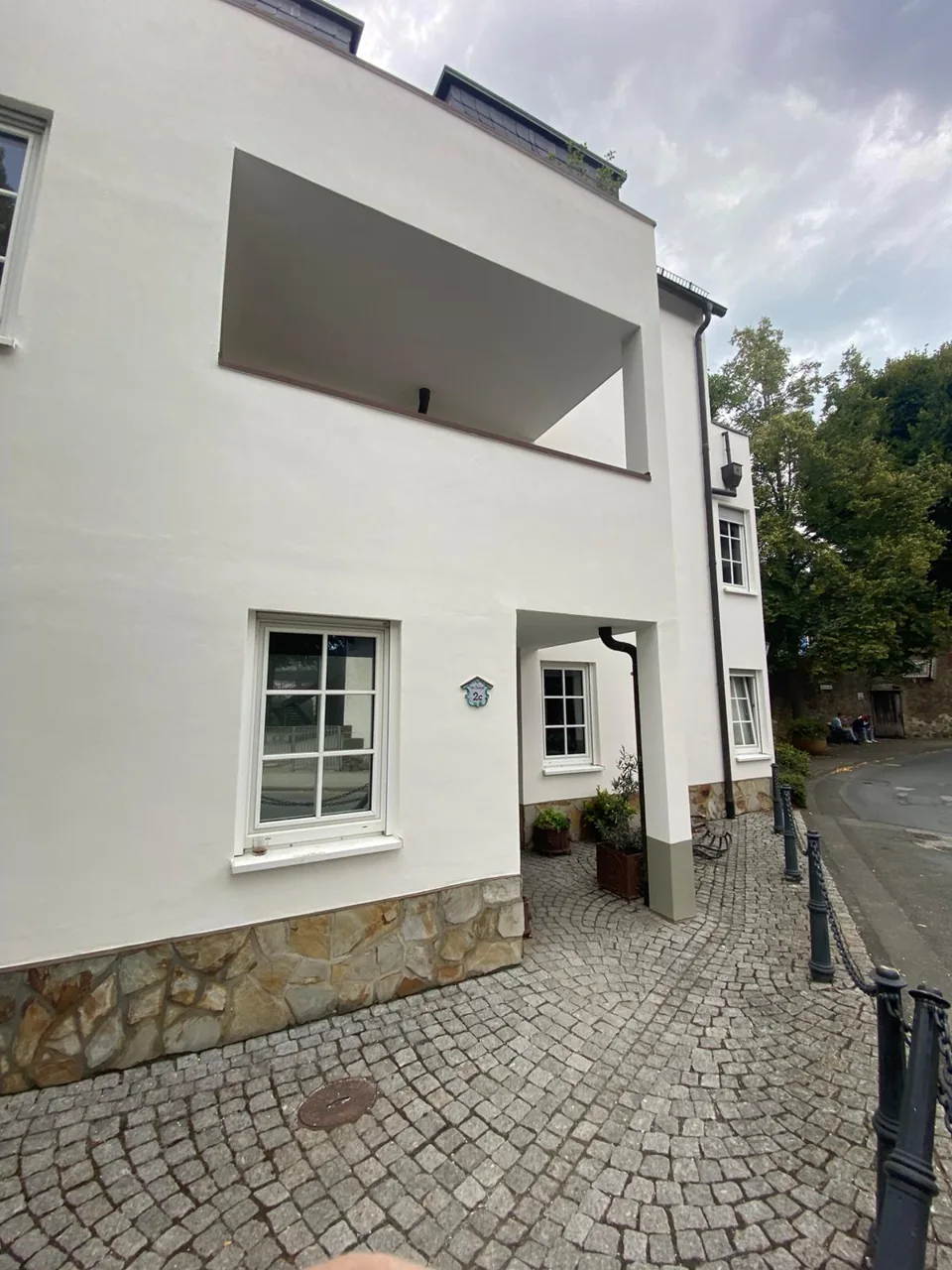 Helle Putzfassade mit Balkonen