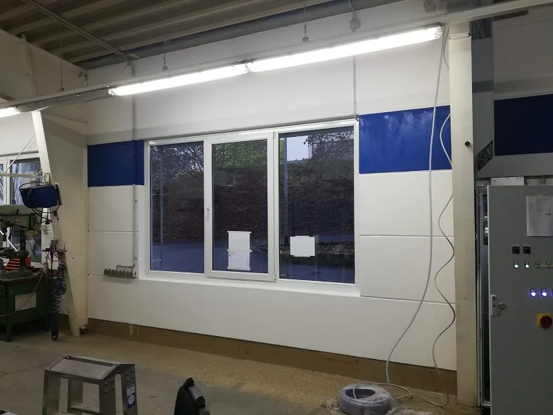 Helle Wände und Fenster in einem gewerblich genutzten Werkstattraum
