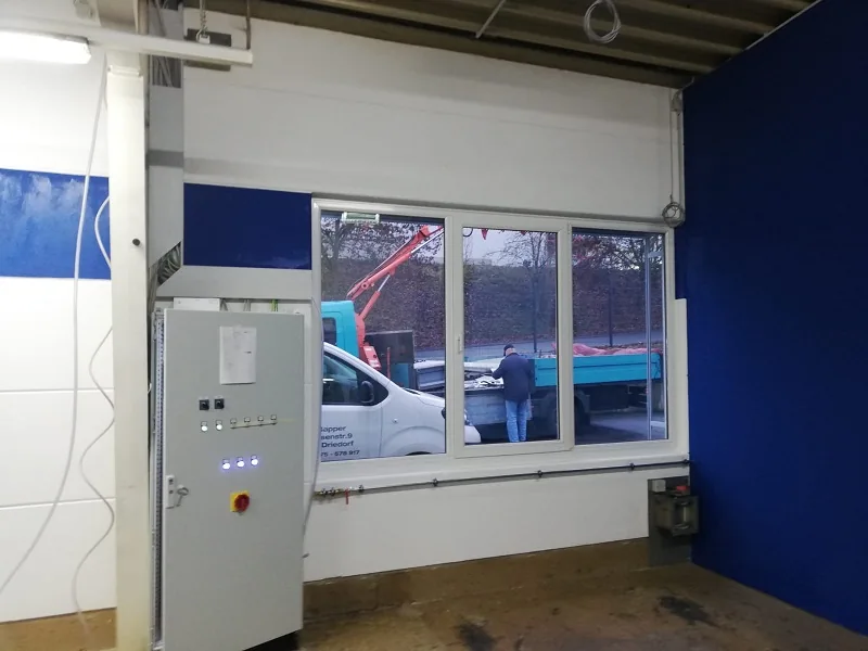 Werkstatt mit hellen Wandflächen und blau abgesetztem Streifen