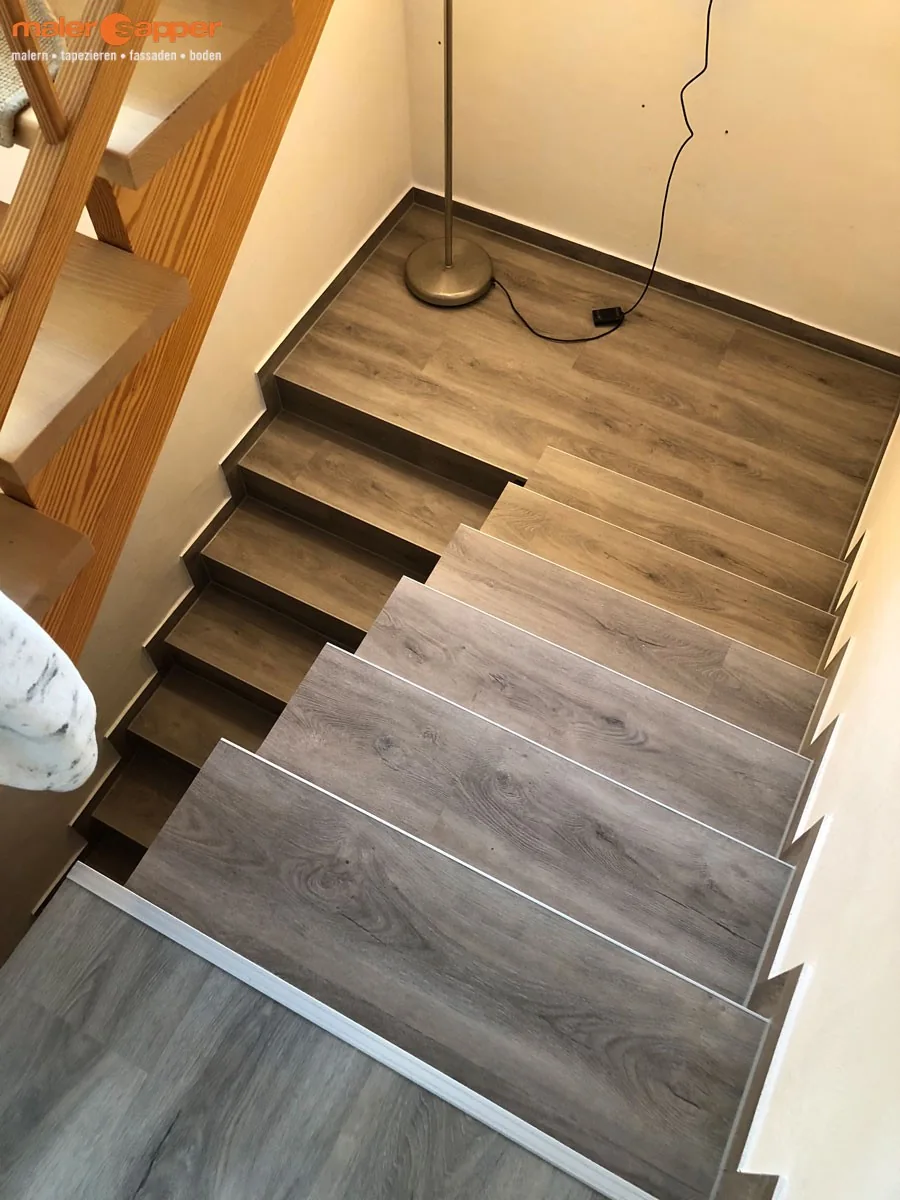 Treppenlauf mit Stufen in Holzoptik, von oben fotografiert