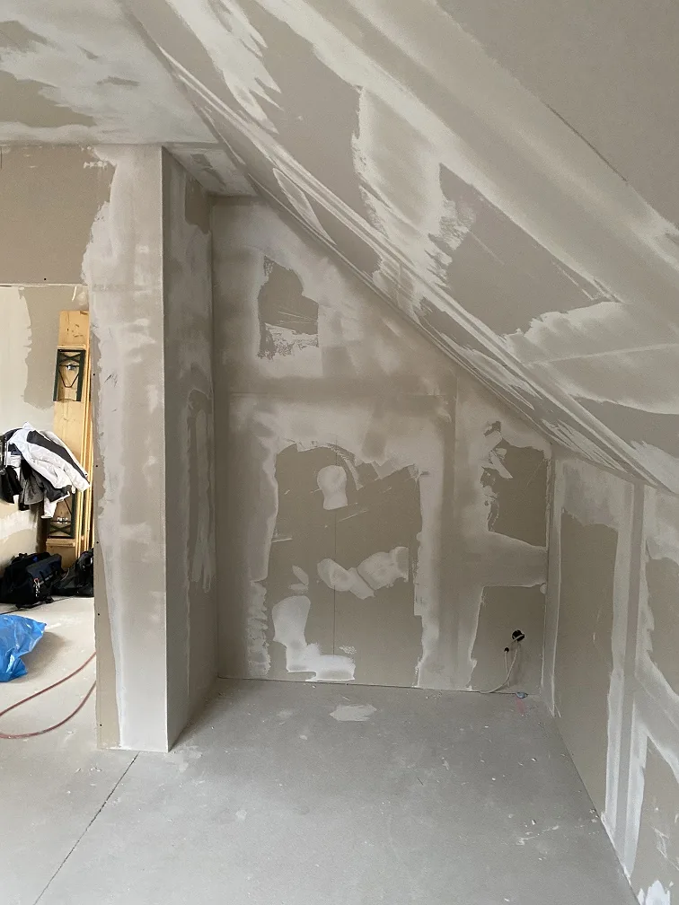 Verspachtelte Gipskartonflächen im Innenausbau