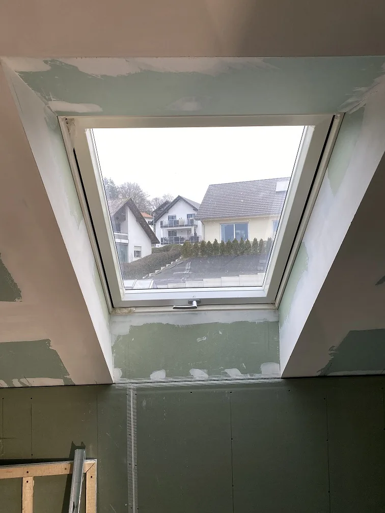 Gipskartonflächen an der Laibung eines Dachfensters