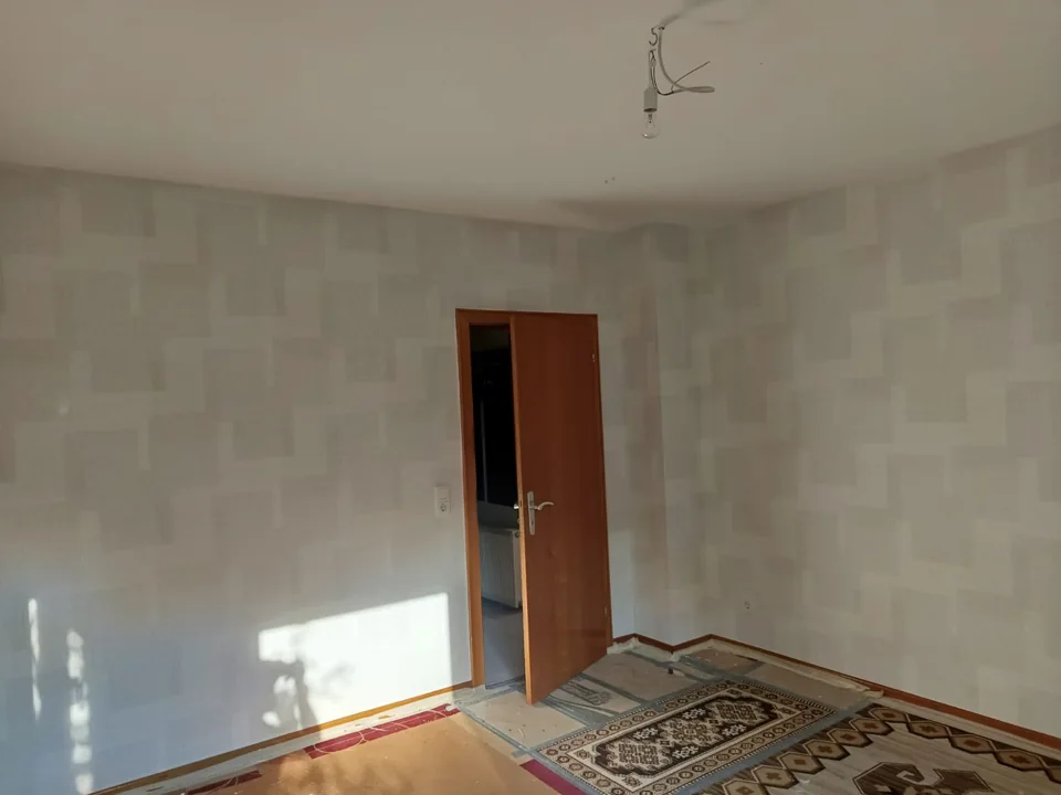 Neu tapezierter heller Innenraum