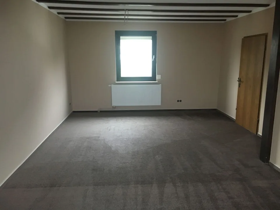 Heller Innenraum mit neu gestalteten Wand- und Deckenflächen