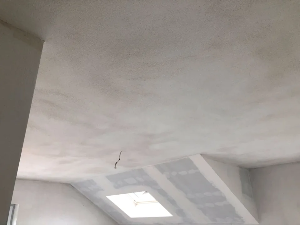 Trockenbauflächen an Decke und Dachschräge vor dem Anstrich